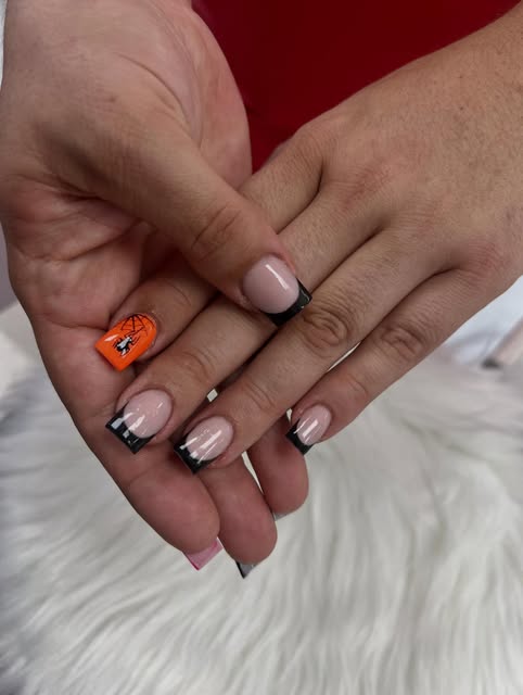 Black french square set with a hand-painted pumpkin accent nail